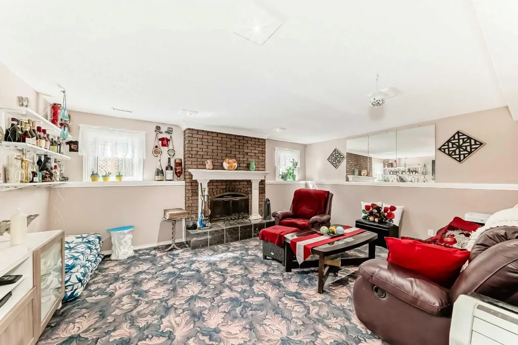 43 Beaconsfield Way NW Calgary AB T3K 1W9