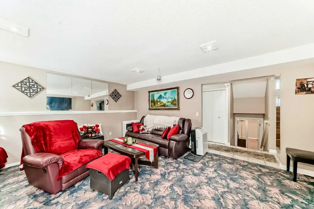 43 Beaconsfield Way NW Calgary AB T3K 1W9