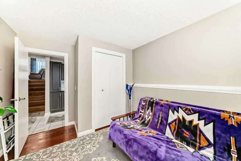 43 Beaconsfield Way NW Calgary AB T3K 1W9