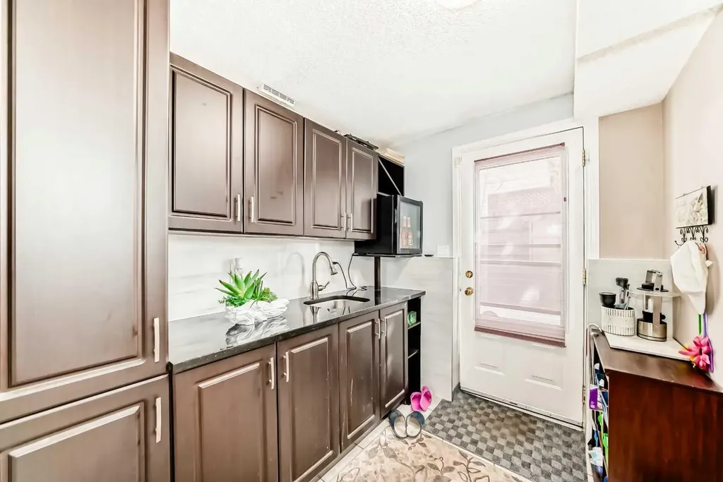 43 Beaconsfield Way NW Calgary AB T3K 1W9