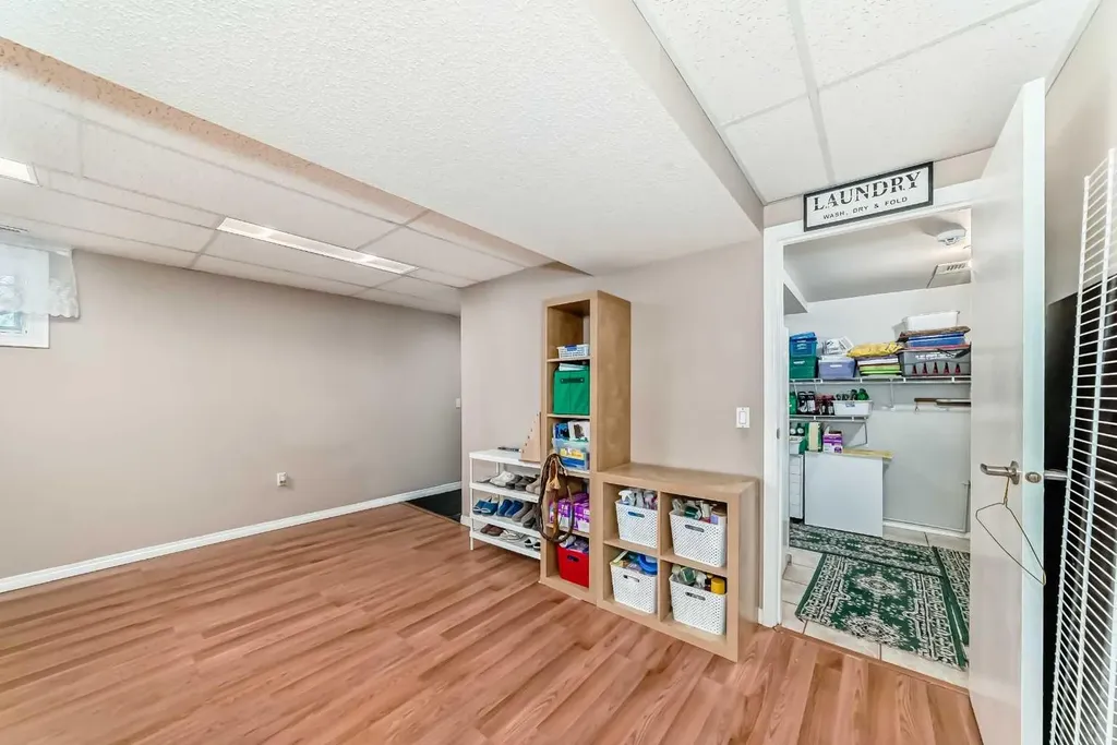43 Beaconsfield Way NW Calgary AB T3K 1W9