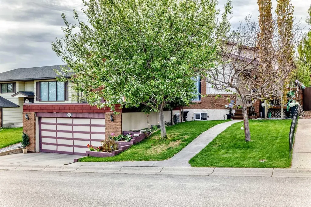 43 Beaconsfield Way NW Calgary AB T3K 1W9