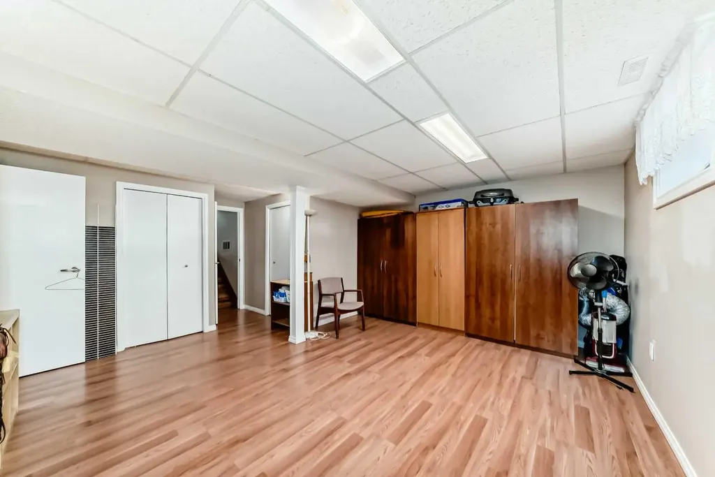 43 Beaconsfield Way NW Calgary AB T3K 1W9