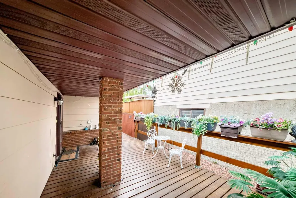 43 Beaconsfield Way NW Calgary AB T3K 1W9