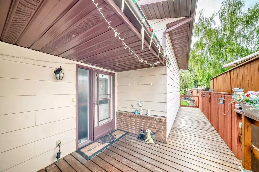 43 Beaconsfield Way NW Calgary AB T3K 1W9