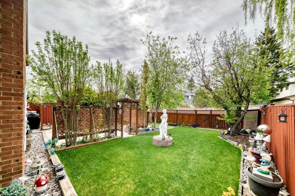43 Beaconsfield Way NW Calgary AB T3K 1W9