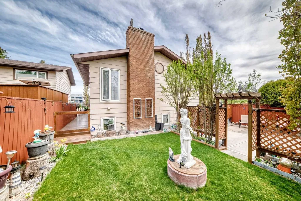 43 Beaconsfield Way NW Calgary AB T3K 1W9
