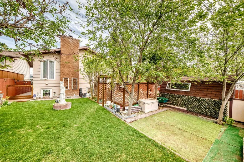 43 Beaconsfield Way NW Calgary AB T3K 1W9