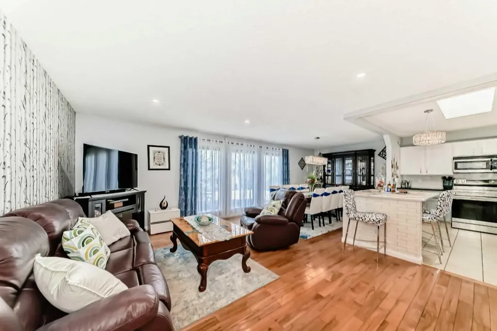 43 Beaconsfield Way NW Calgary AB T3K 1W9