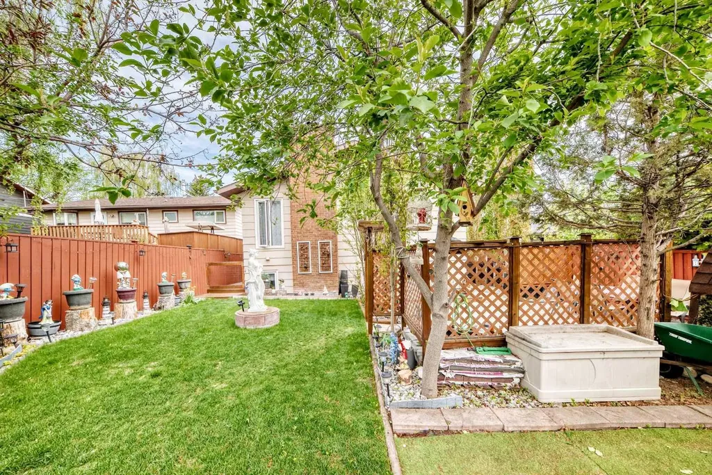 43 Beaconsfield Way NW Calgary AB T3K 1W9