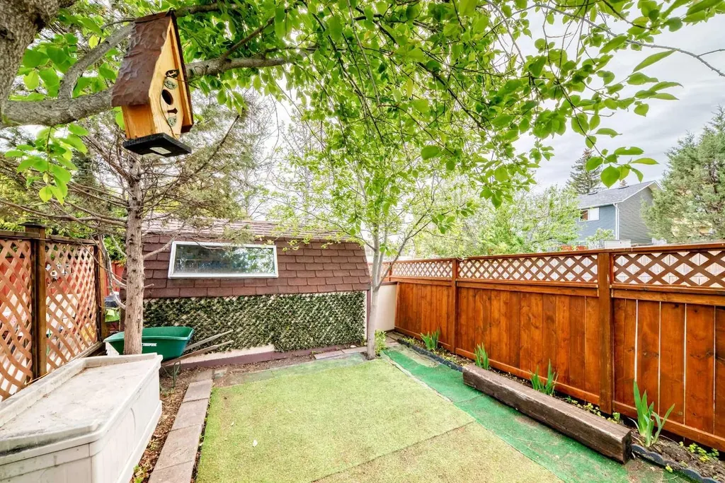43 Beaconsfield Way NW Calgary AB T3K 1W9