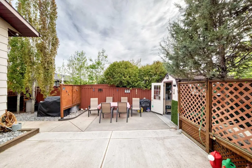 43 Beaconsfield Way NW Calgary AB T3K 1W9