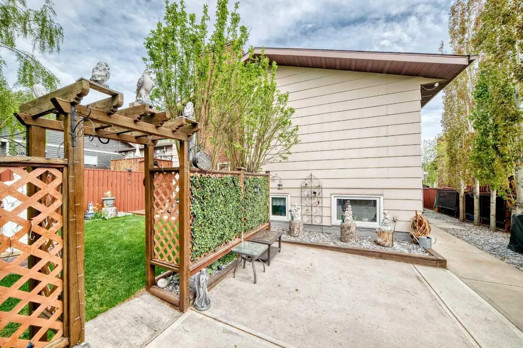 43 Beaconsfield Way NW Calgary AB T3K 1W9