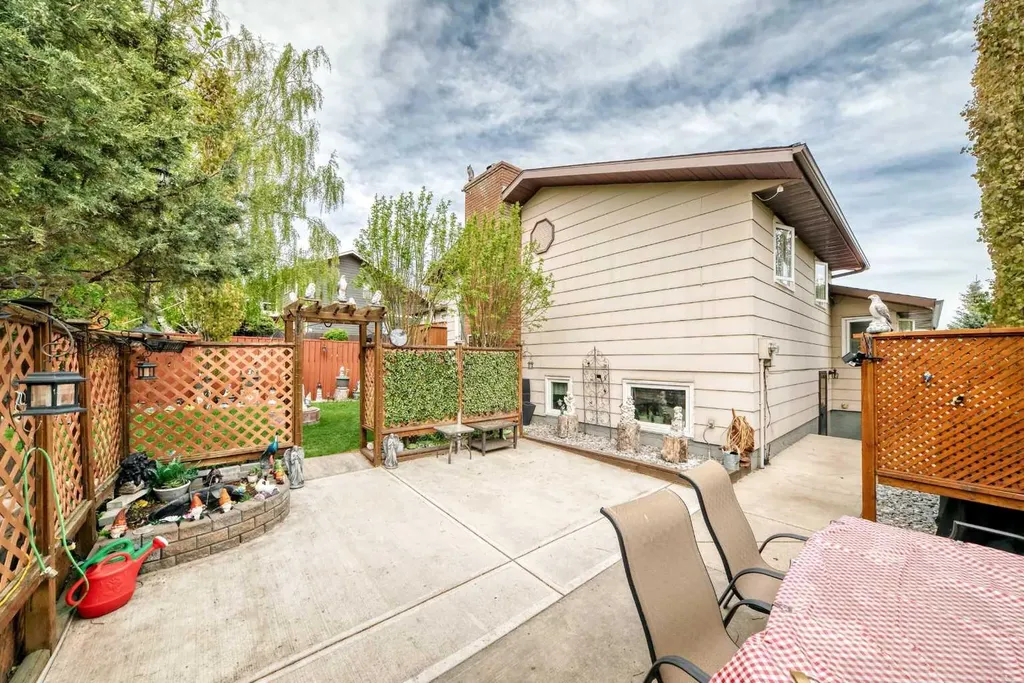 43 Beaconsfield Way NW Calgary AB T3K 1W9