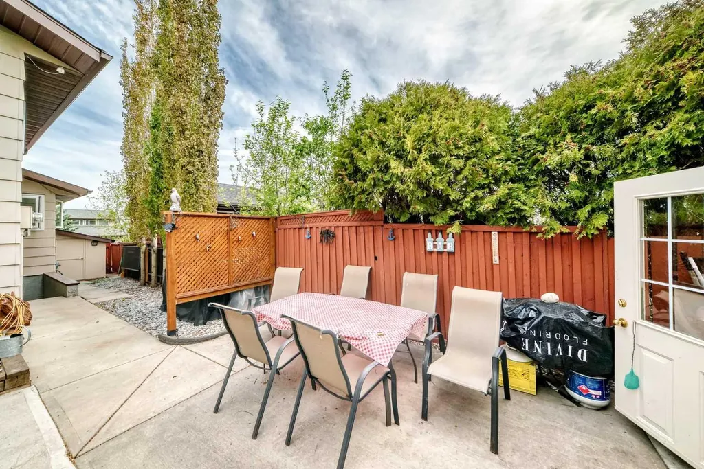 43 Beaconsfield Way NW Calgary AB T3K 1W9