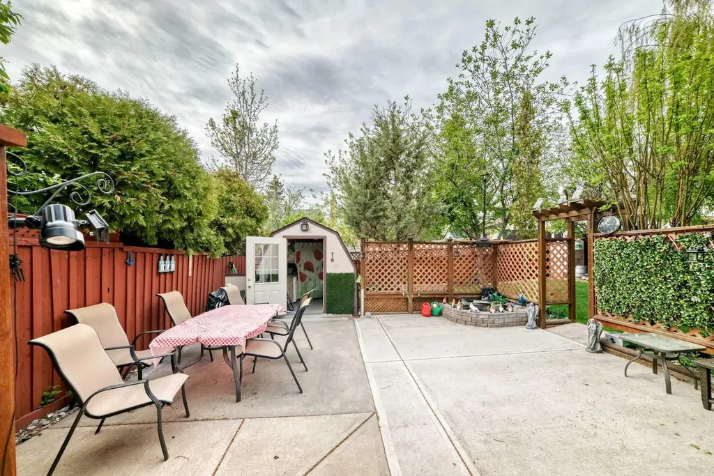 43 Beaconsfield Way NW Calgary AB T3K 1W9