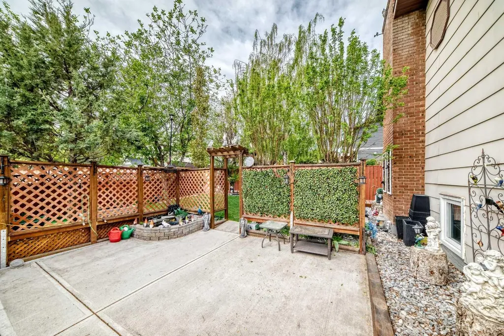 43 Beaconsfield Way NW Calgary AB T3K 1W9