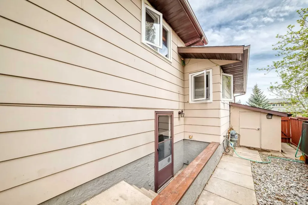 43 Beaconsfield Way NW Calgary AB T3K 1W9