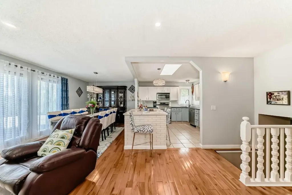 43 Beaconsfield Way NW Calgary AB T3K 1W9