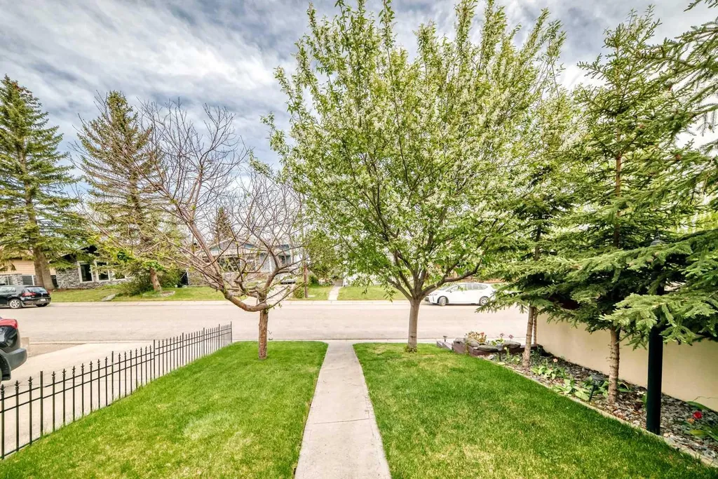 43 Beaconsfield Way NW Calgary AB T3K 1W9