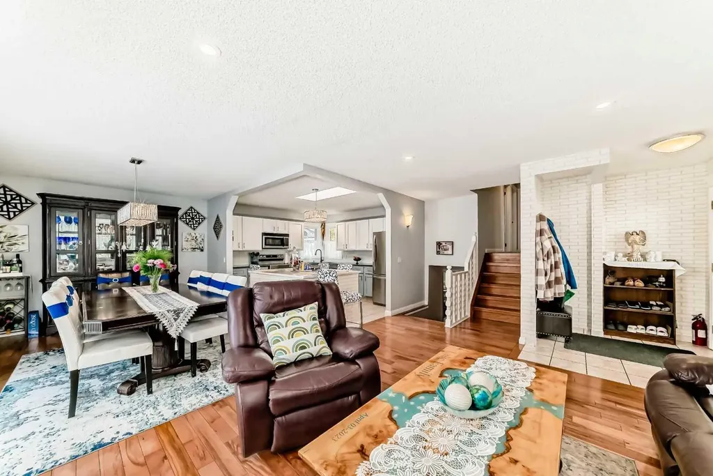 43 Beaconsfield Way NW Calgary AB T3K 1W9