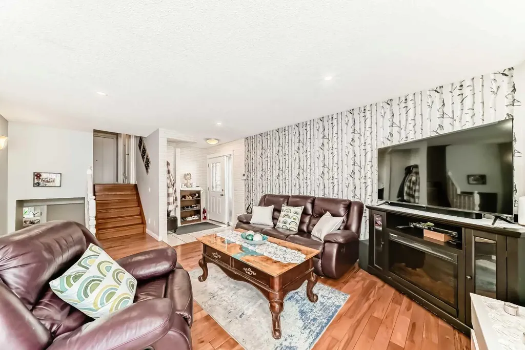 43 Beaconsfield Way NW Calgary AB T3K 1W9