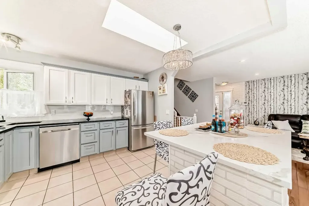 43 Beaconsfield Way NW Calgary AB T3K 1W9