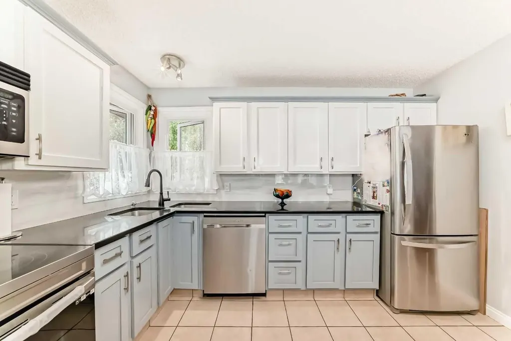 43 Beaconsfield Way NW Calgary AB T3K 1W9