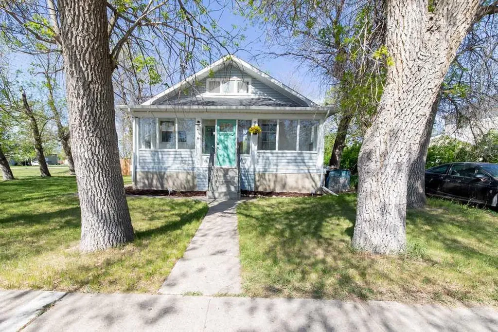 8 N 2 Street W Magrath AB T0K 1J0