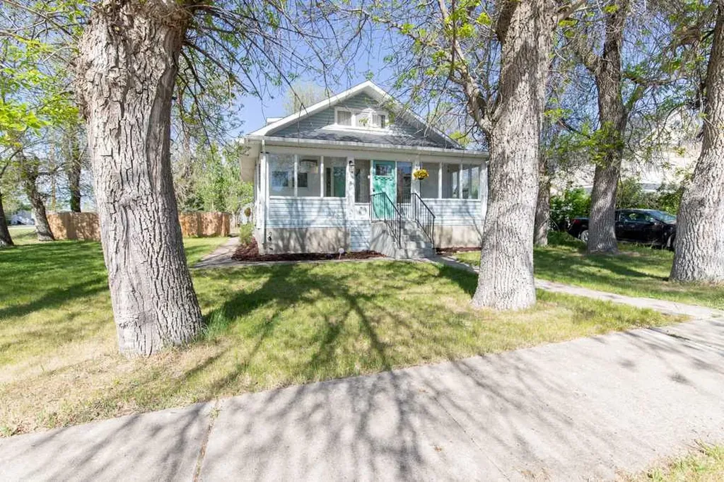 8 N 2 Street W Magrath AB T0K 1J0
