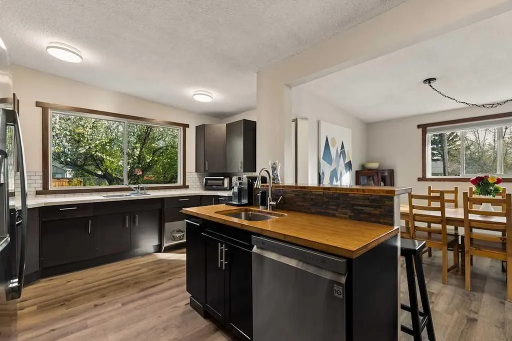 6216 Dalsby Road NW Calgary AB T3A 1M7