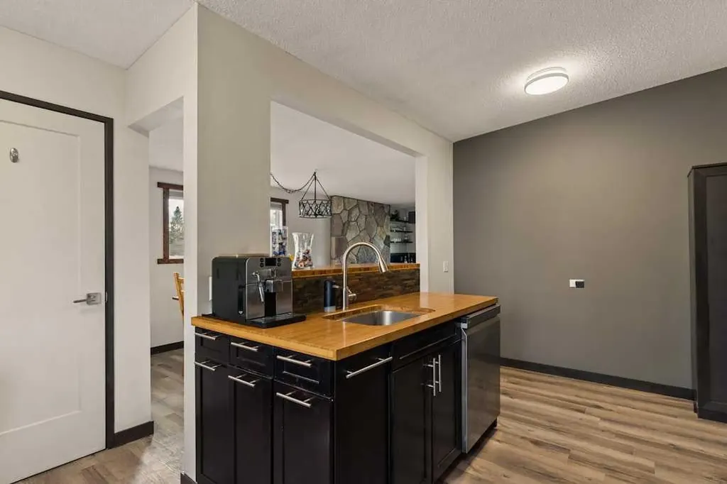 6216 Dalsby Road NW Calgary AB T3A 1M7