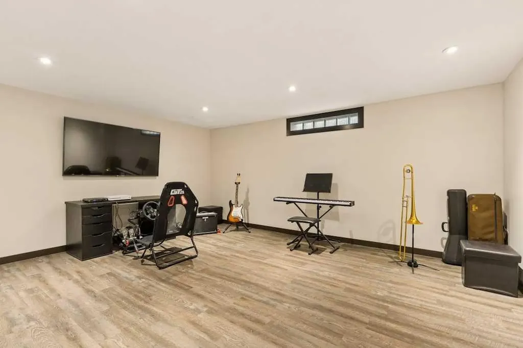 6216 Dalsby Road NW Calgary AB T3A 1M7