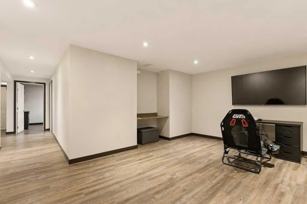 6216 Dalsby Road NW Calgary AB T3A 1M7