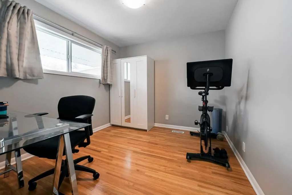 4027 19 Street NW Calgary AB T2L 2B7