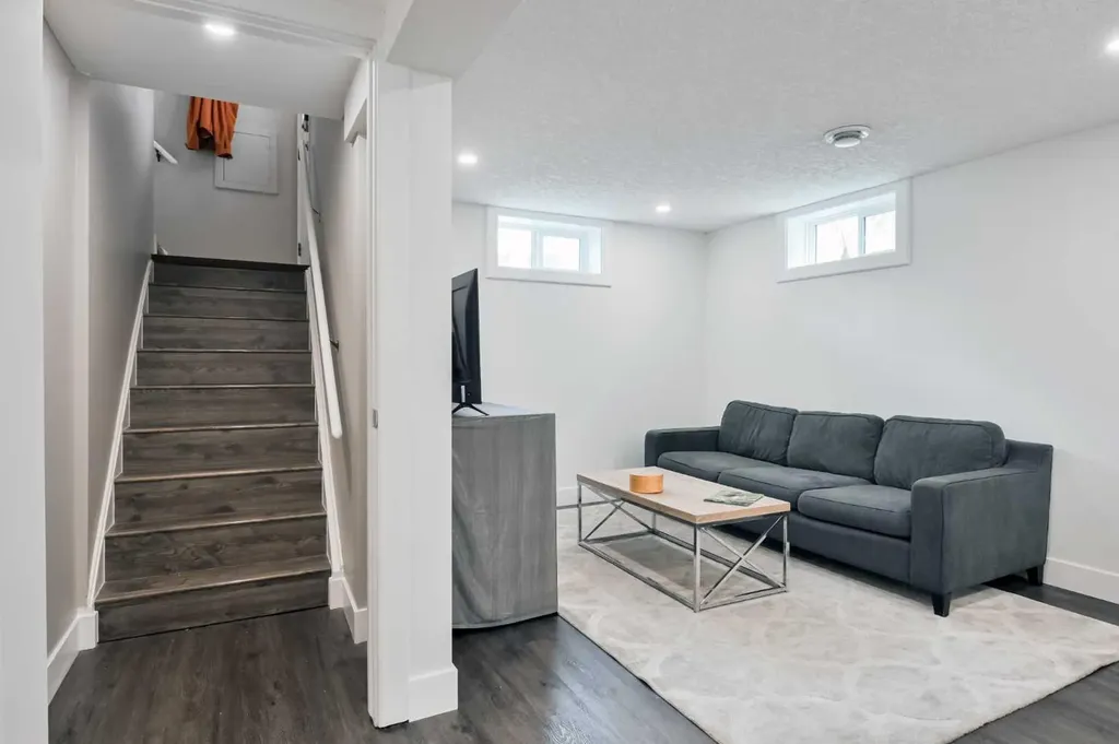 4027 19 Street NW Calgary AB T2L 2B7