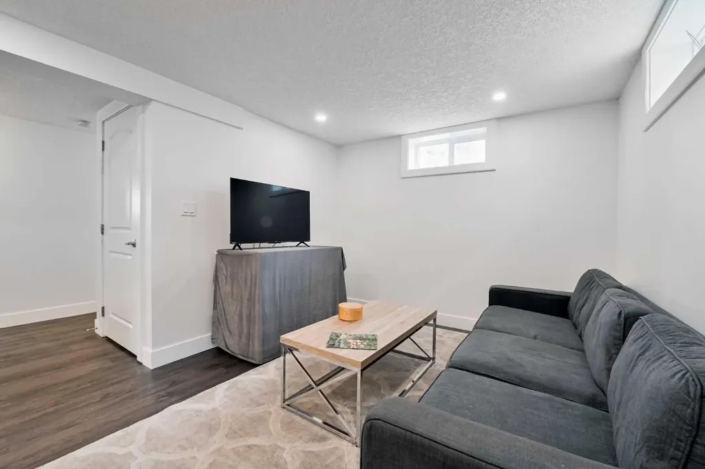 4027 19 Street NW Calgary AB T2L 2B7