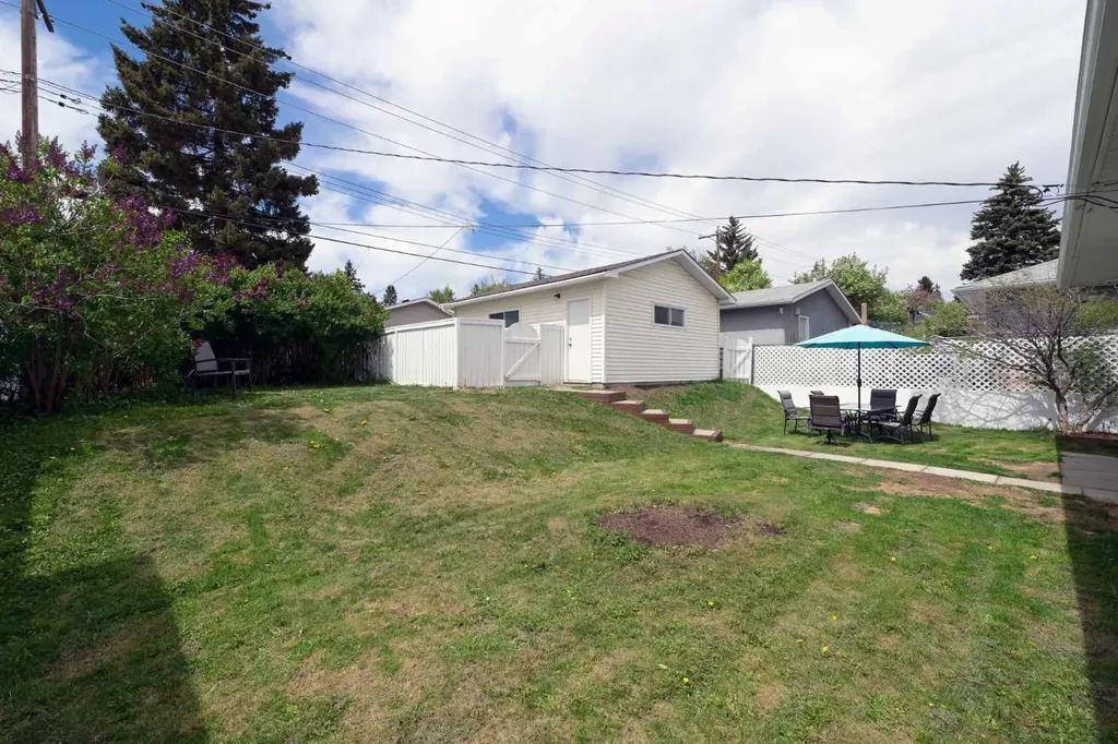4027 19 Street NW Calgary AB T2L 2B7