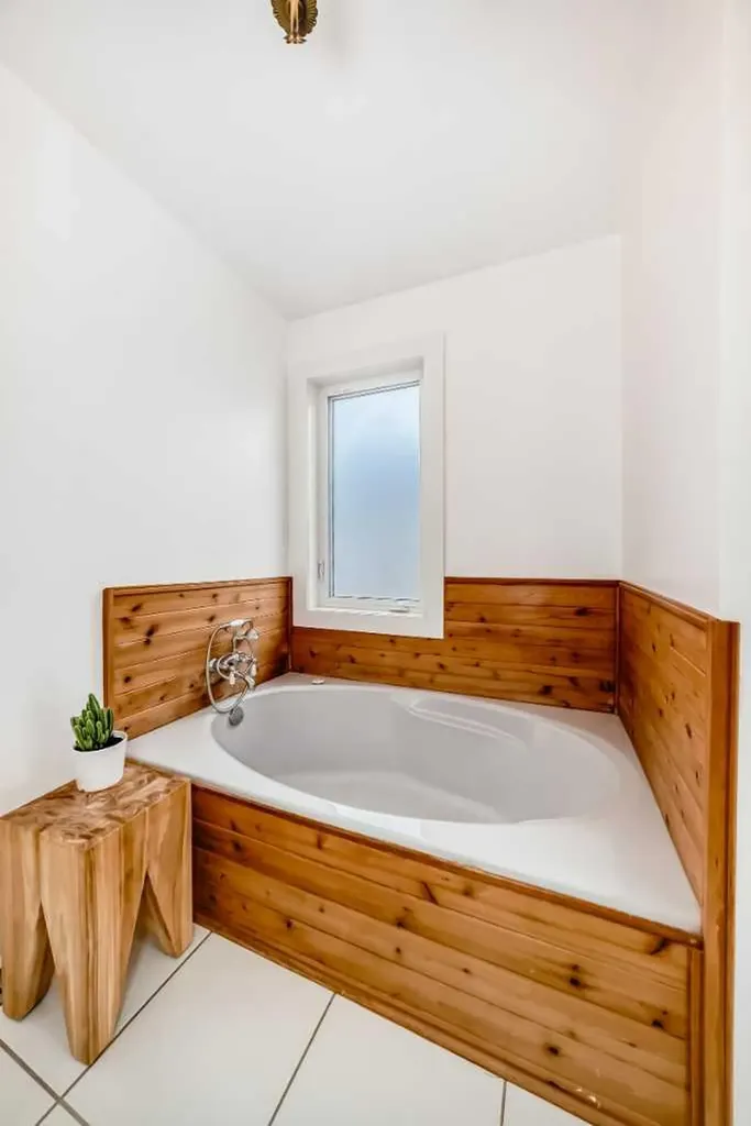 2235 7 Avenue Calgary AB T2N0Z9