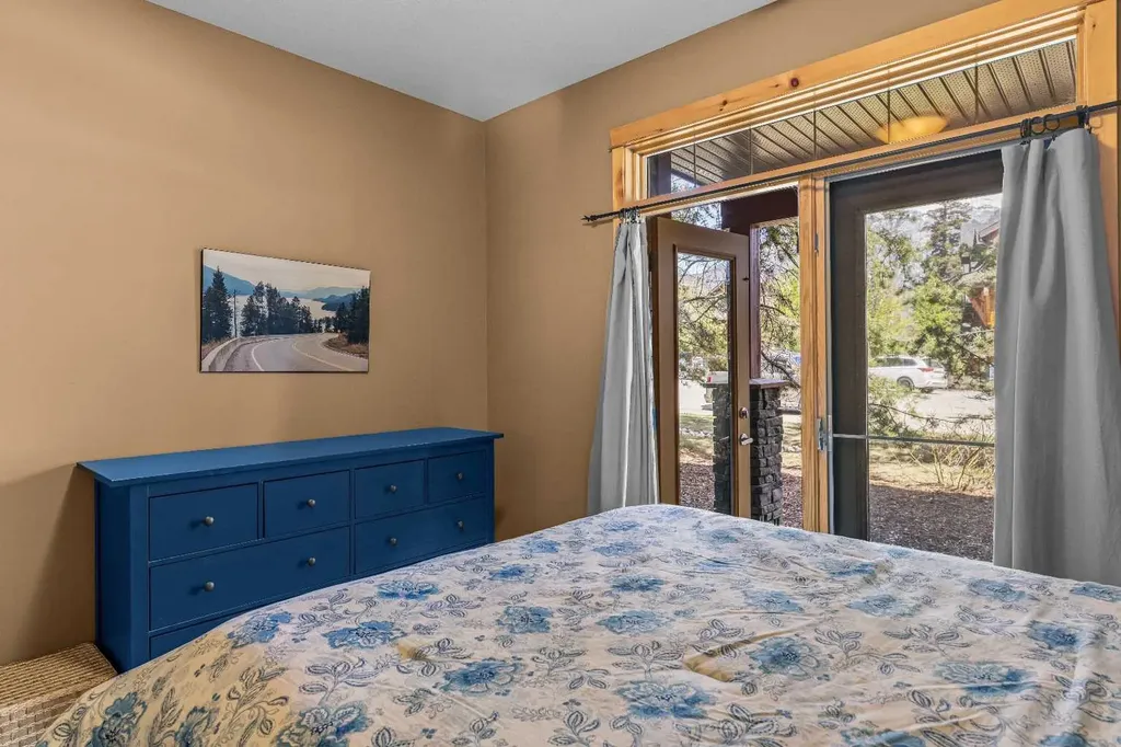 70 Dyrgas Gate Canmore AB T1W 3J6