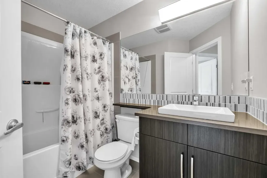 439 Ascot Circle SW Calgary AB T3H 0X3