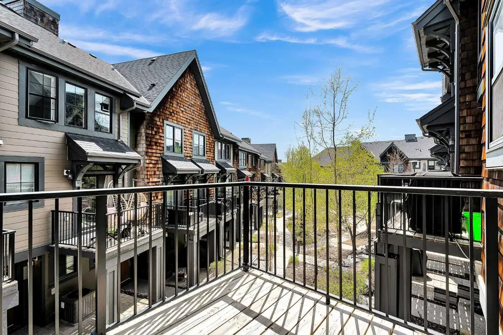 439 Ascot Circle SW Calgary AB T3H 0X3