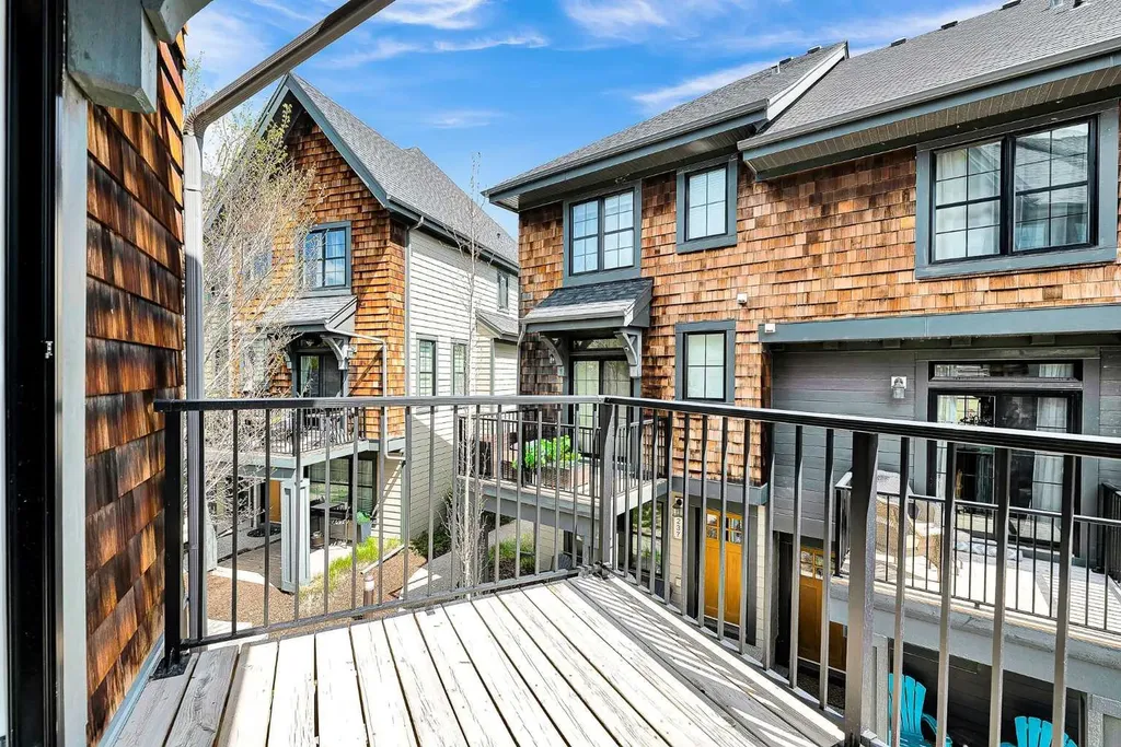 439 Ascot Circle SW Calgary AB T3H 0X3