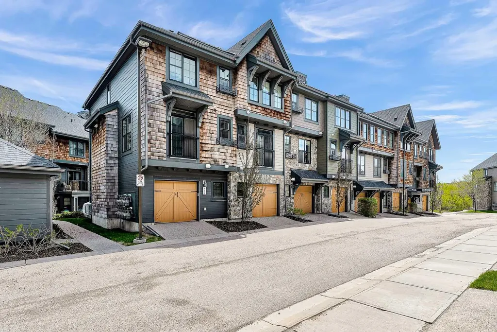 439 Ascot Circle SW Calgary AB T3H 0X3