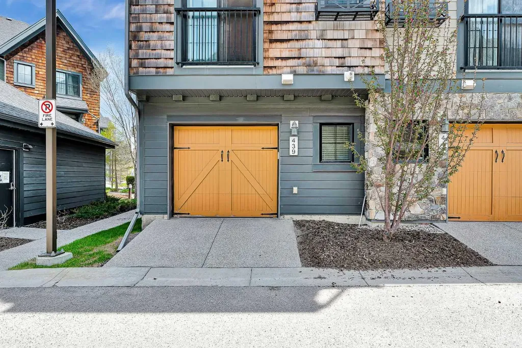 439 Ascot Circle SW Calgary AB T3H 0X3