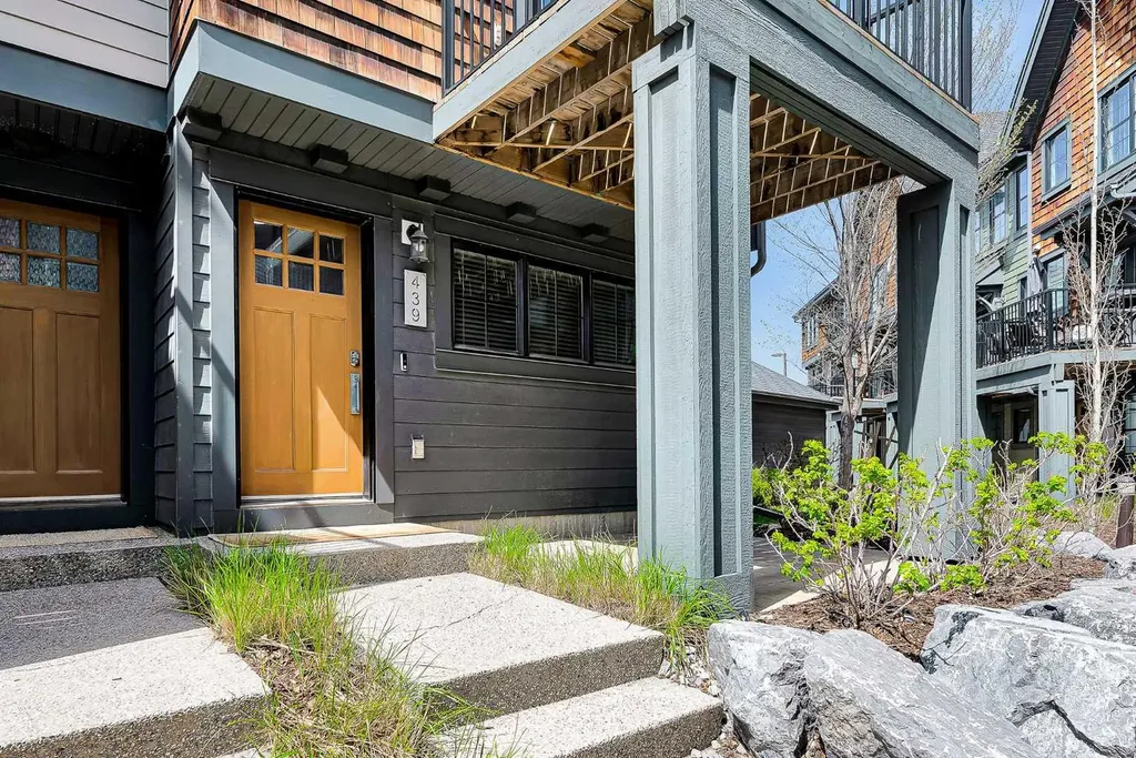 439 Ascot Circle SW Calgary AB T3H 0X3