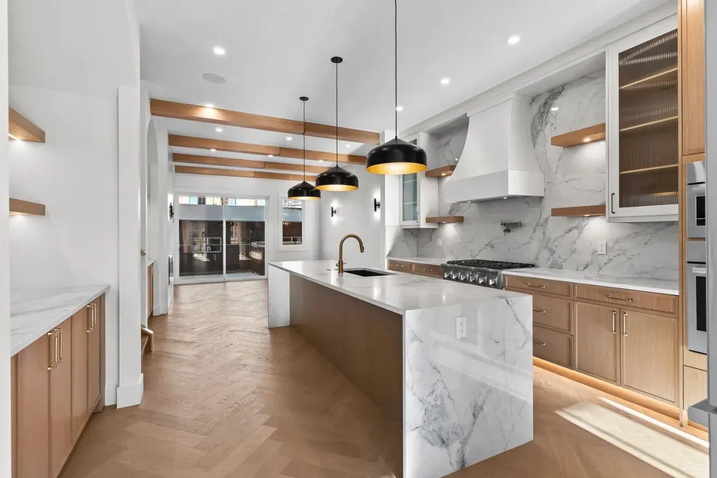 907 36a Street NW Calgary AB T2N 3B2