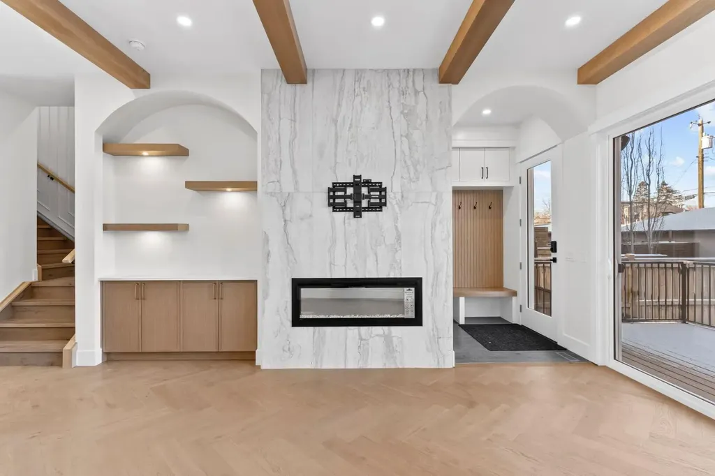 907 36a Street NW Calgary AB T2N 3B2