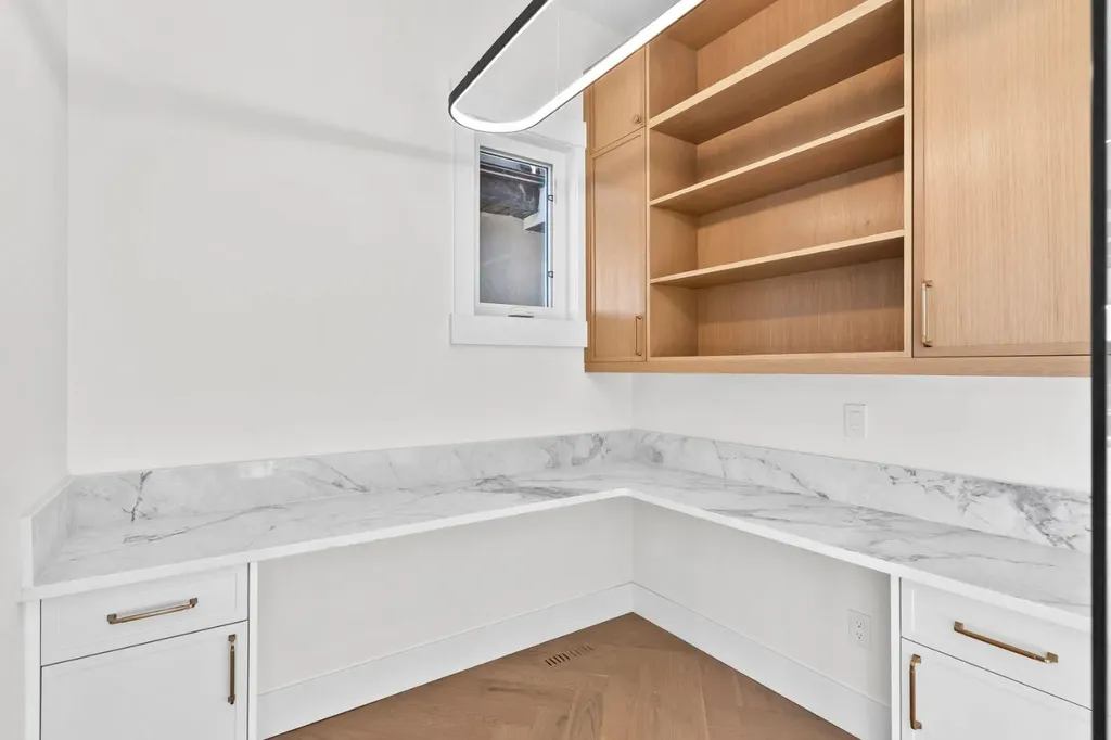 907 36a Street NW Calgary AB T2N 3B2
