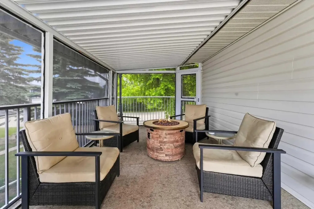 4618 48 Street Sylvan Lake AB T4S 1L5